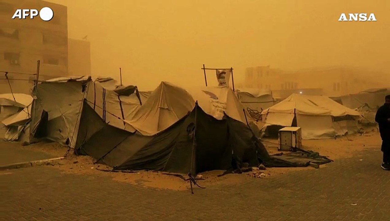 Una tempesta di sabbia si abbatte su Gaza, l'ennesimo dramma per gli sfollati palestinesi