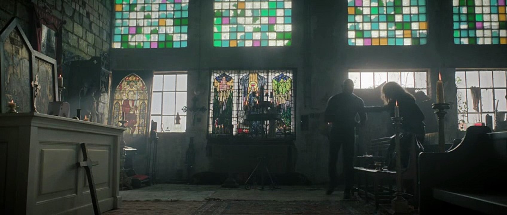 Caçadores do Fim do Mundo - Afterburn - Um grupo de caçadores de tesouros pós-apocalípticos procura relíquias antigas em uma Terra que foi quase parcialmente destruída por uma enorme explosão solar..