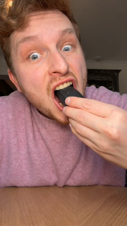 La Table du Ramadan de Tema’s Cake 😍✨ une tablette qui inclut 5 desserts différents 😱 Panagiota à la framboise, cookie noix de pécan, riz au lait à la mangue, Kalb Louz, tiramisu au spéculos mais aussi des trompes l’œil.