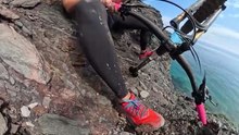 Ciclista filma própria queda em penhasco. "É valioso continuar vivo"