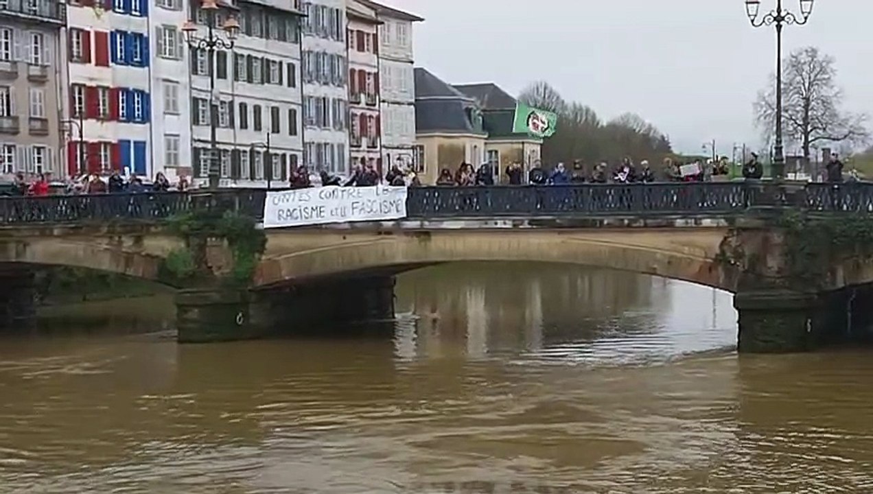 Chaîne humaine à Bayonne contre le racisme et le fascisme