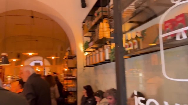 «Isa Voiardi Caffè e Pasticci», la festa in via Bergamo tra dolci specialità