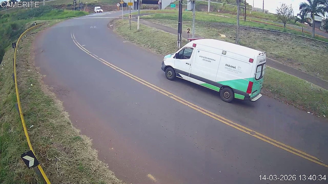 Colisão entre trem e ambulância é registrada em Jandaia; veja flagrante