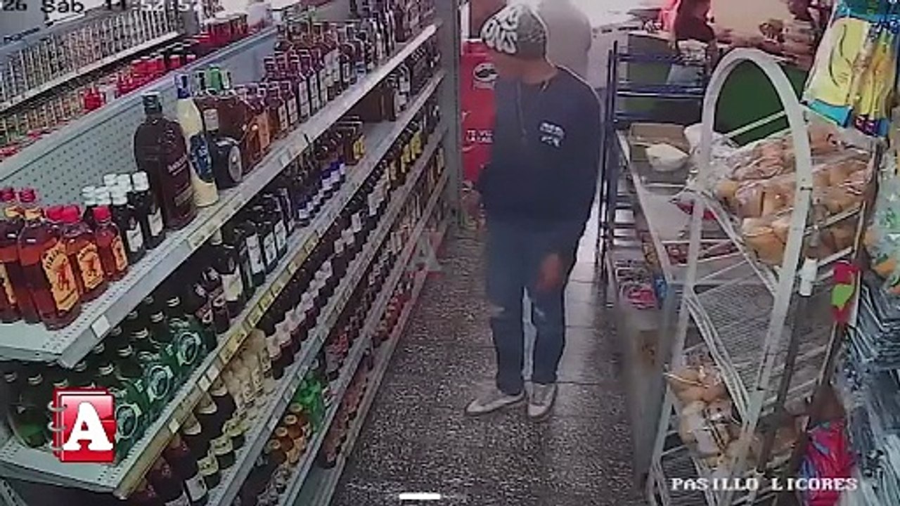Captado en cámara: Joven hurta "chatica" de ron en colmado de la Urbanización Jennifer