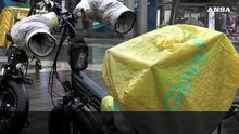 Milano, rider di Deliveroo e Glovo in presidio sotto la pioggia