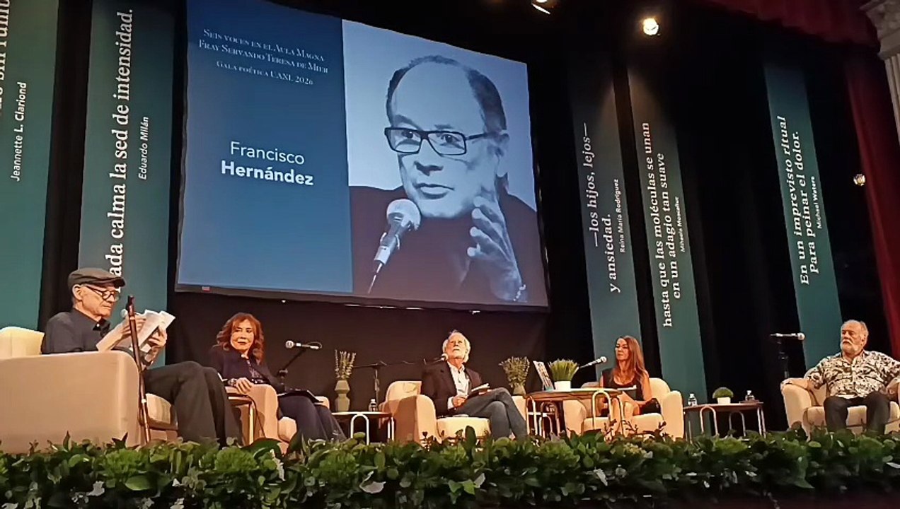 Francisco Hernández lee en la Gala Poética UANLeer 2026