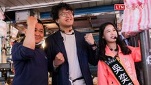 沈伯洋到新莊宏泰市場助選新人 遇嗆黃國昌肉攤老闆笑喊「我們一樣紅」