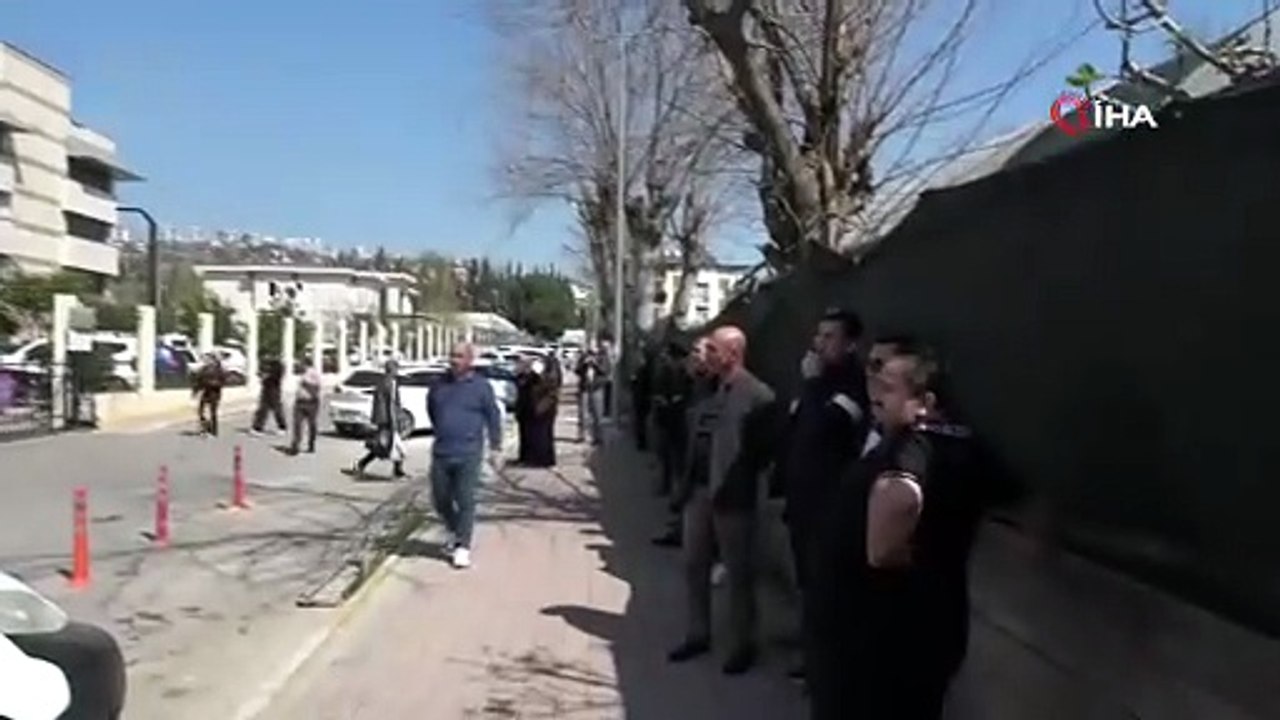 Antalya Kepez Kaymakamlığı'nda Silah Sesleri! Bina Boşaltıldı, Özel Harekat Sevk Edildi