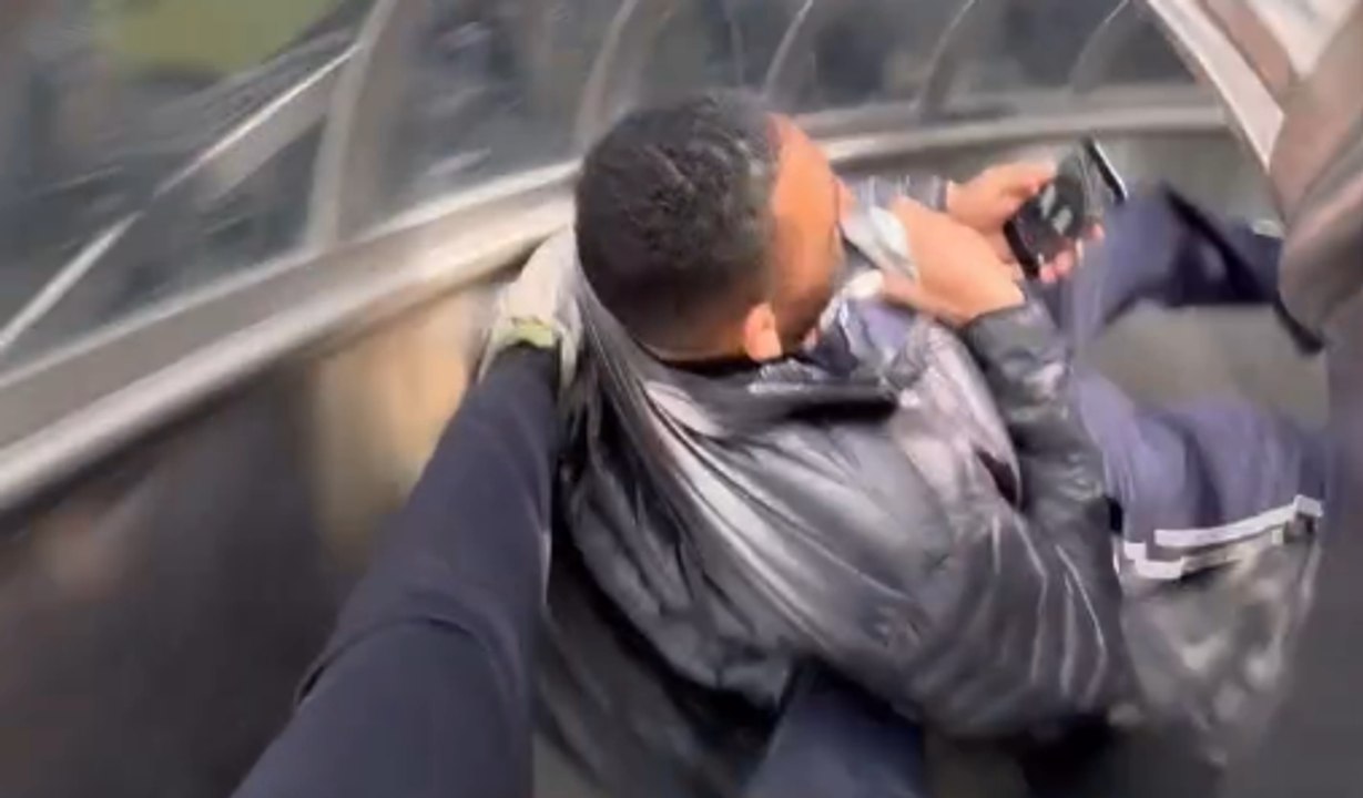 Juan Jesus a tutta velocità, tante risate insieme alla compagna sullo scivolo