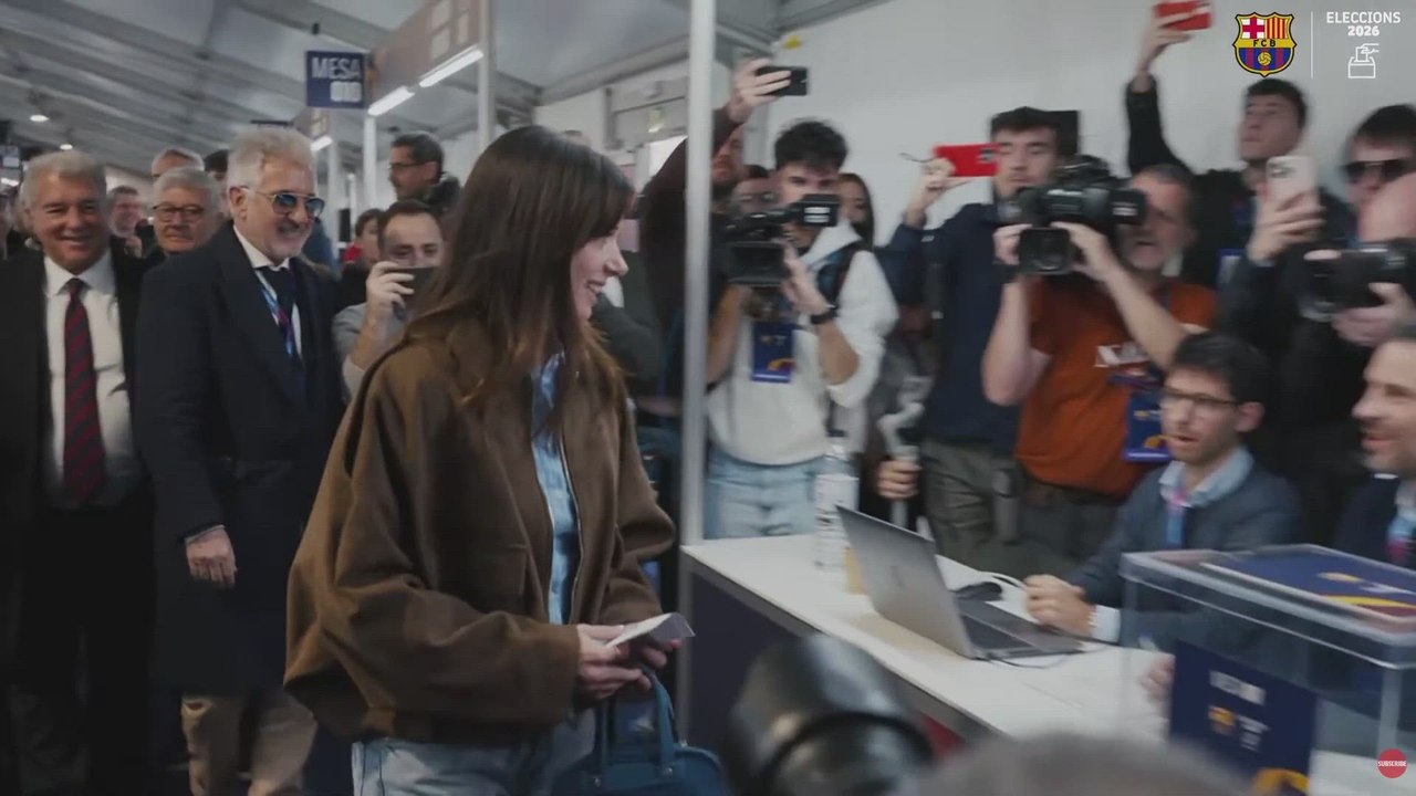 Mas Laporta que nunca: llega Aitana a votar y  Laporta conquista a la sala con un gesto inaudito a pie de urna