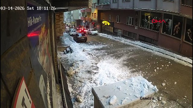 Üzerine çatıdan kar kütlesi düşen otomobil kullanılamaz hale getirdi