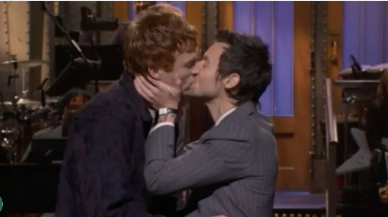Harry Styles kisses Ben Marshall on Saturday Night Live