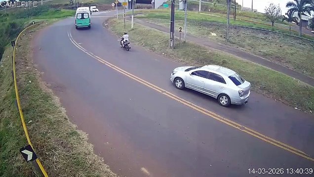 Veja momento em que ambulância é atingida por trem em Jandaia do Sul