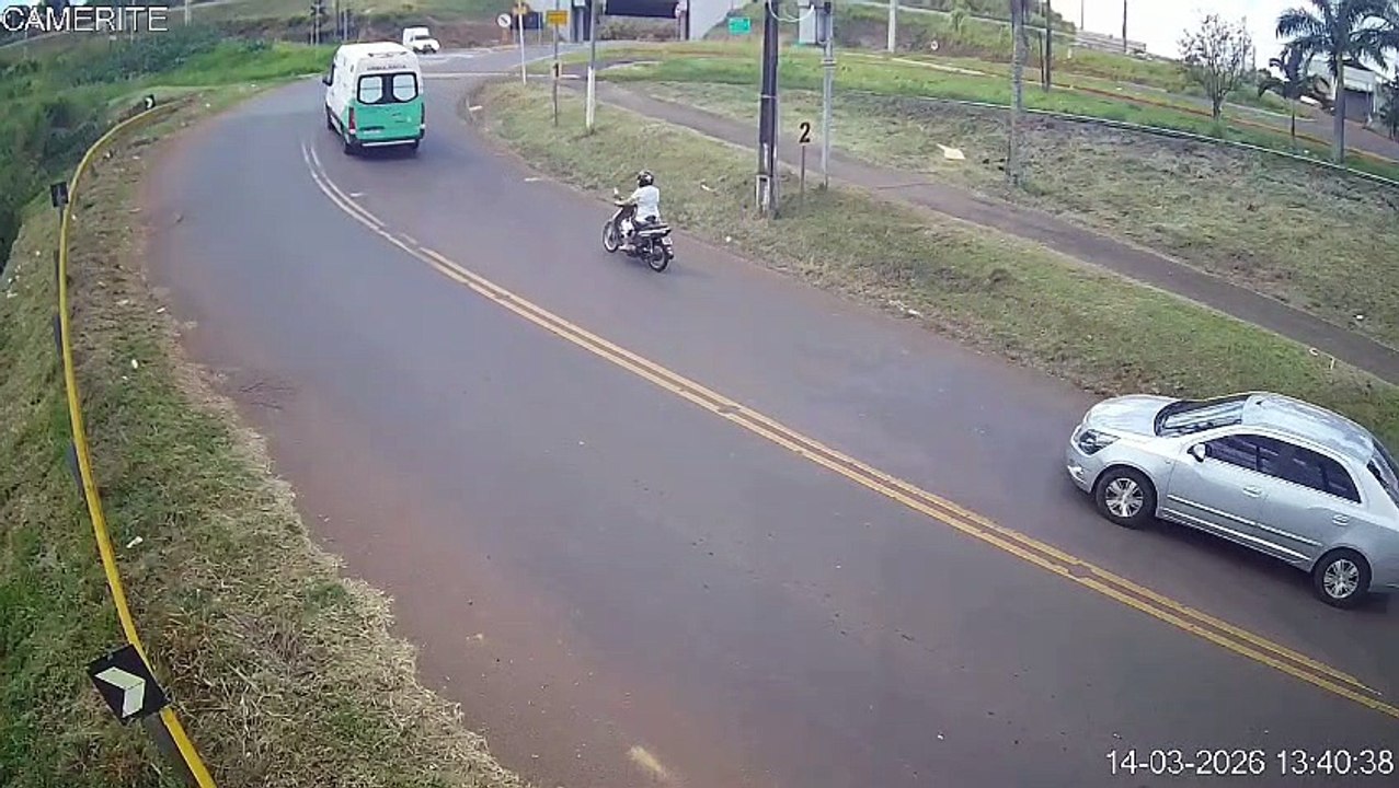 VÍDEO: Trem arrasta ambulância por vários metros em cruzamento na BR-369