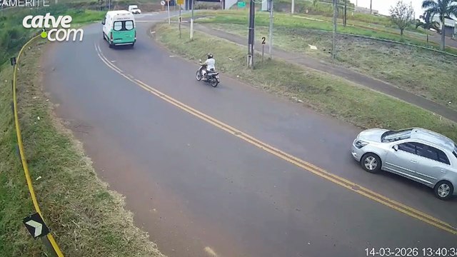 Ambulância é atingida por trem e arrastada por cerca de 200 metros em Jandaia do Sul