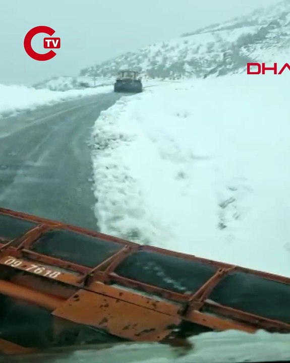 Çığ düşen karayolunda yolcu otobüsünde mahsur kaldılar