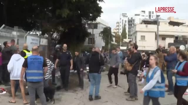 Israele, a Tel Aviv i soccorritori nell'area colpita da un missile iraniano