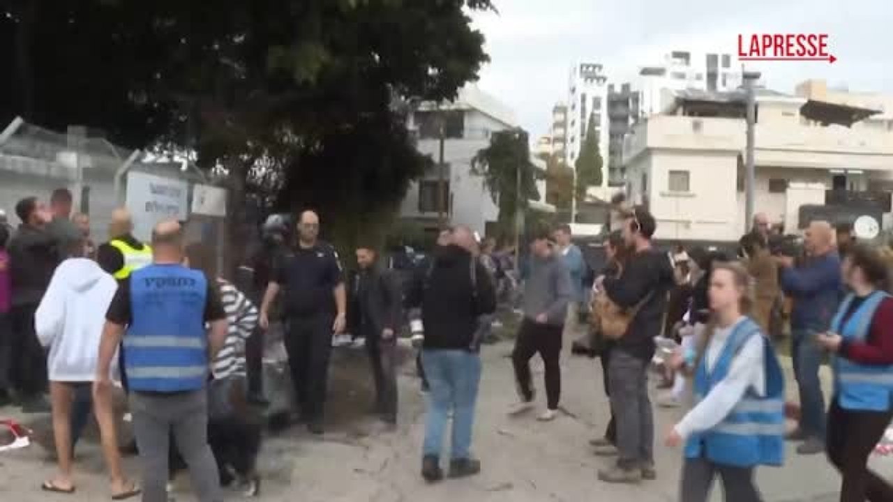 Israele, a Tel Aviv i soccorritori nell'area colpita da un missile iraniano