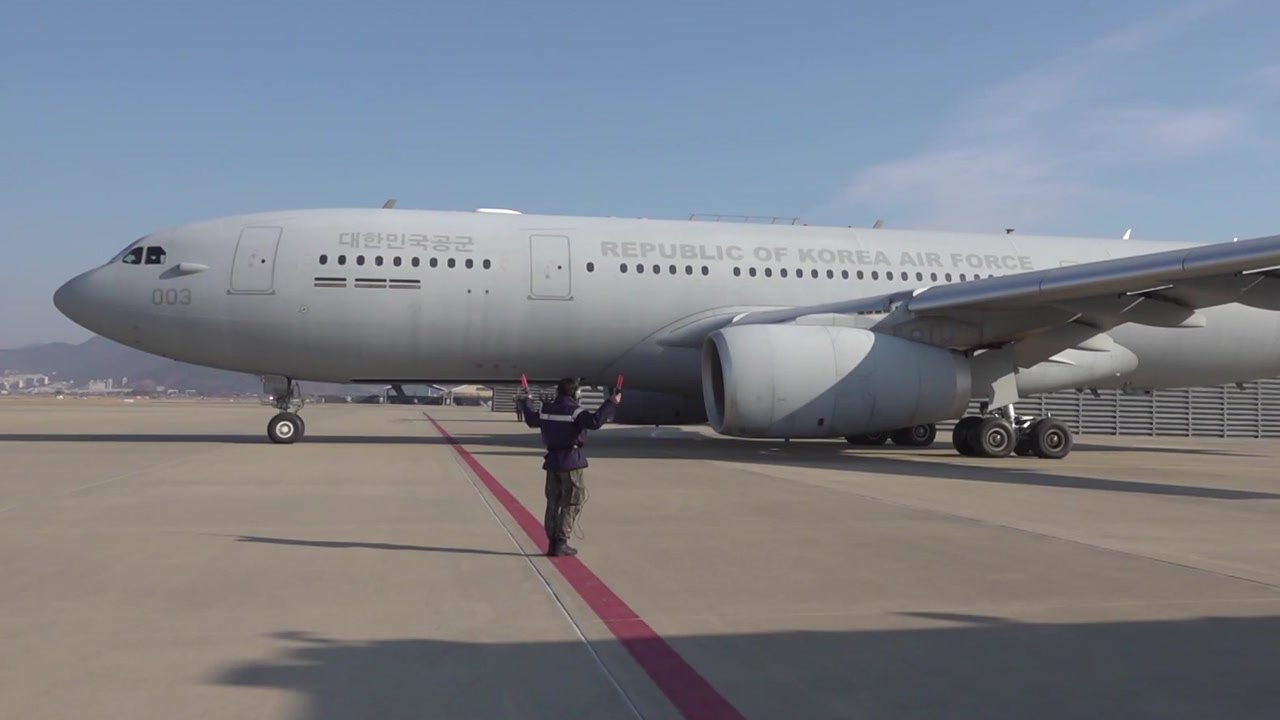 중동 체류 한국인 204명 탑승 수송기 서울공항 도착 / YTN