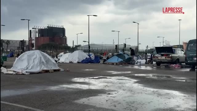 Forti piogge e forti venti colpiscono le tende degli sfollati a Beirut