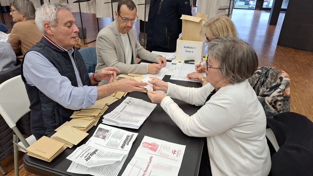 Le dépouillement du premier tour des élections municipales a commencé à Pontivy (Morbihan)