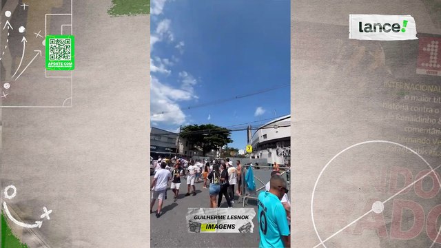 Movimentação da torcida do Santos na Vila Belmiro para o clássico contra o Corinthians
