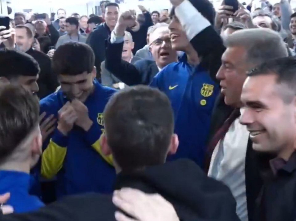 Los jugadores del Barça votan en las elecciones presidenciales y terminan saltando y celebrando junto a Joan Laporta