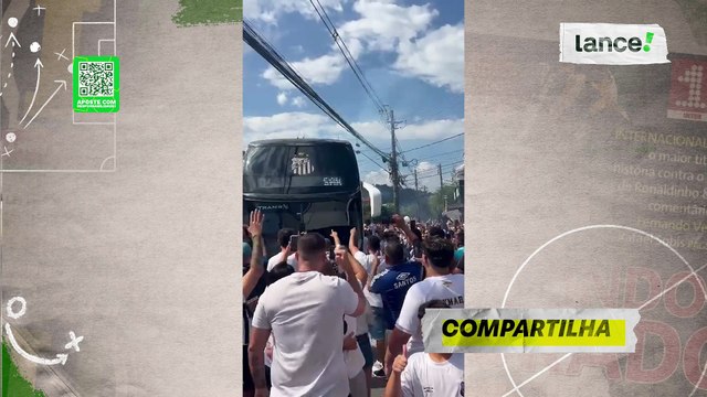 Ônibus do Santos chega à Vila Belmiro para o clássico contra o Corinthians