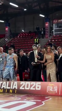 Basket, la Pielle Livorno vince la Coppa Italia di Serie B: la squadra alza il trofeo