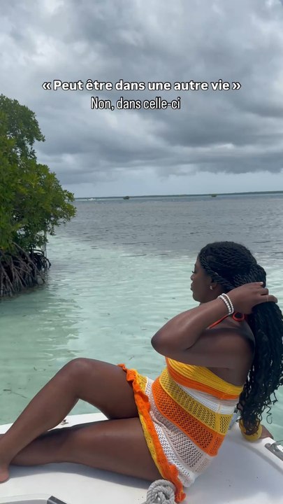 Parfois on pense que la vie qu’on veut vivre existe “dans une autre vie”…Mais la vérité c’est que cette vie-là, c’est déjà celle-ci ❤️Les rêves ne sont pas faits pour attendre.Alors dis-moi :tu vis… ou tu repousses à plus tard ? ✨