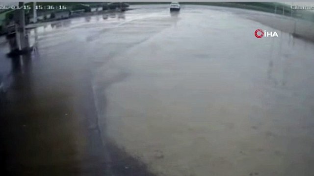 Tırın otomobilin üstüne devrildiği anlar kamerada