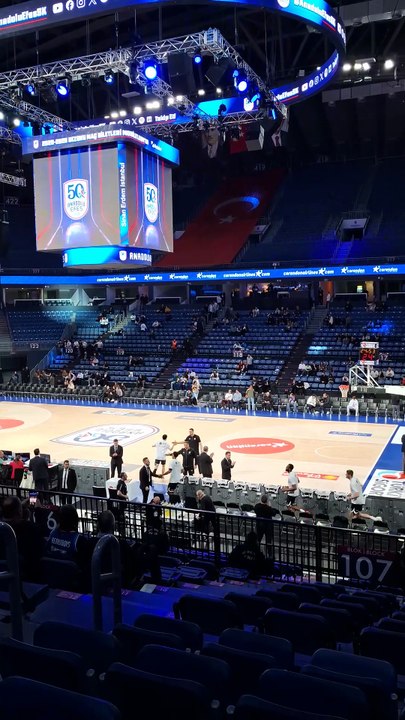 Takımlar Parkede - Anadolu Efes v Beşiktaş - Türkiye Sigorta Basketbol Süper Ligi 22. Hafta