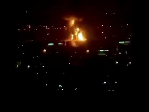 Dubai, drone iraniano colpisce deposito carburante - Video