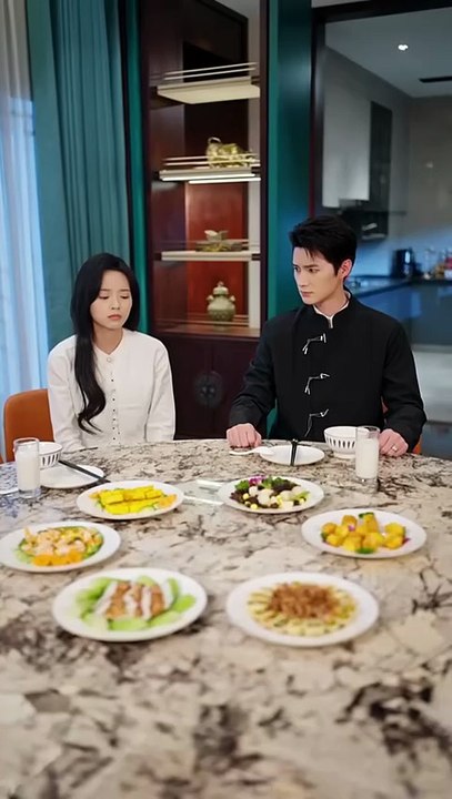 At dawn, the truth was revealed, and it was revealed that they should have exchanged it back, but they found that they were physically and mentally compatible, and they were in sync step by step, but by mistake, it turned out to be fate#hit short drama#do