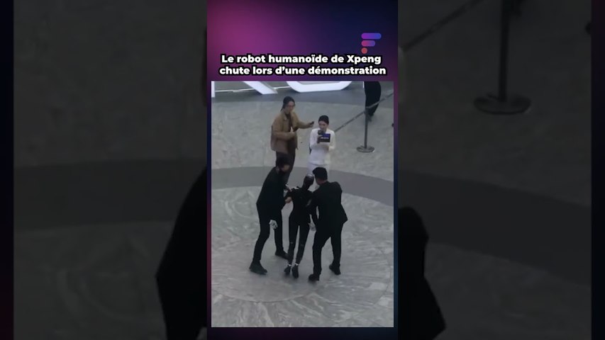 Le robot humanoïde de Xpeng chute lors d’une...