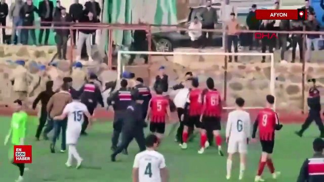 Afyon'da amatör maç sonrası saha karıştı