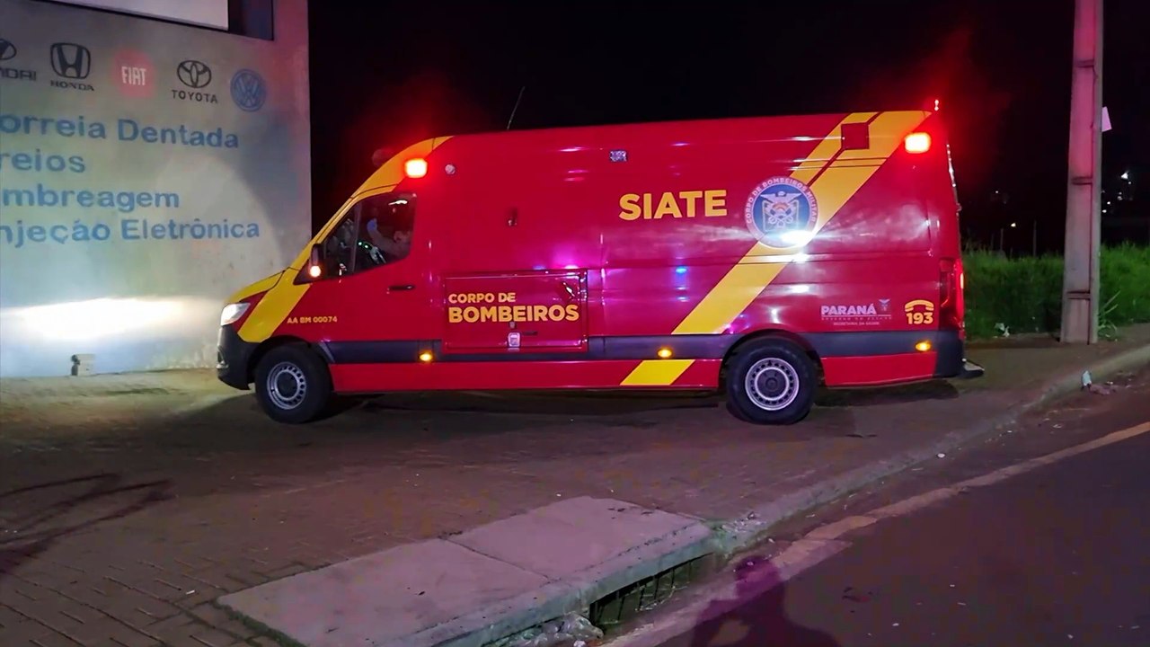 Homem em surto é socorrido pelo Corpo de Bombeiros no viaduto da Avenida Piquiri