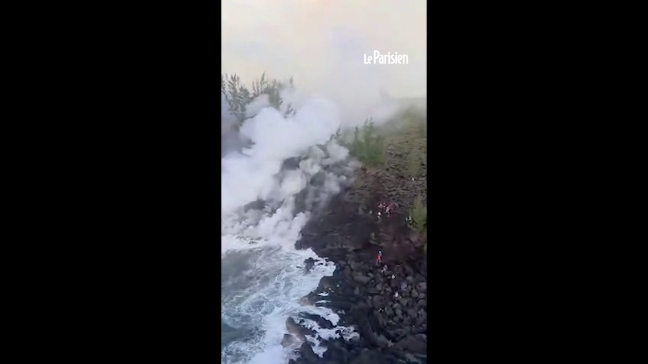 La lave du piton de la Fournaise se jette dans l'océan Indien