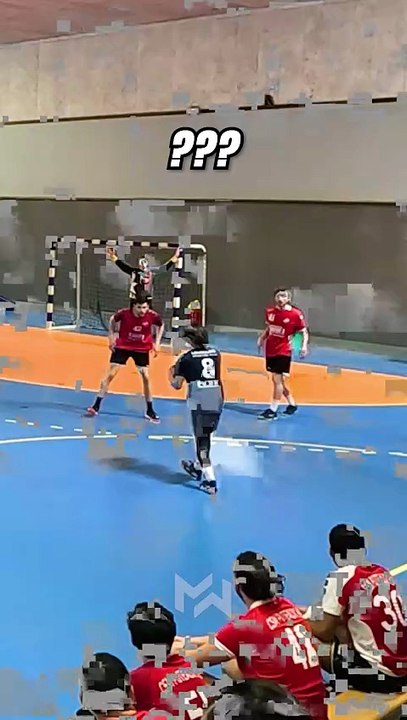 Regardez jusqu'à la fin de l'action.. Vous sifflez quoi ? ✌ ? 🟥 ? 🟦 ?