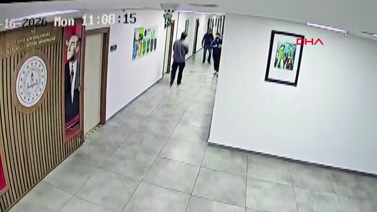 Kaymakamlık binasında ateş açıp, kendini odaya kilitledi