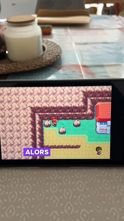 Une astuce cachée sur Pokémon Rouge Feu📝 DescriptionUne découverte surprenante sur Pokémon Rouge Feu permettrait de repérer les objets invisibles dans l’herbe grâce à un détail visuel discret.Une astuce rétro peu connue.