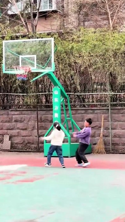 Ce papy montre aux jeunes comment on joue au basket