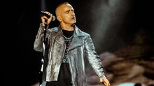 Fan se "desnuda" frente a Eros Ramazzotti en su concierto