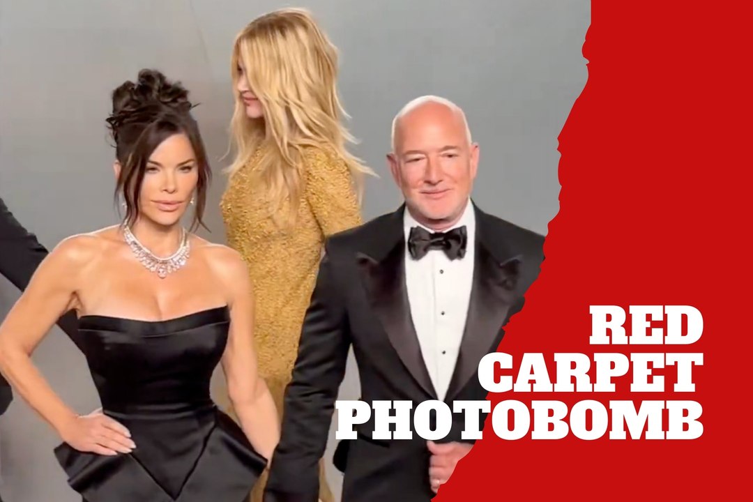 Nicole Kidman photobombs Jeff Bezos and Lauren Sánchez at Vanity Fair Oscar Party