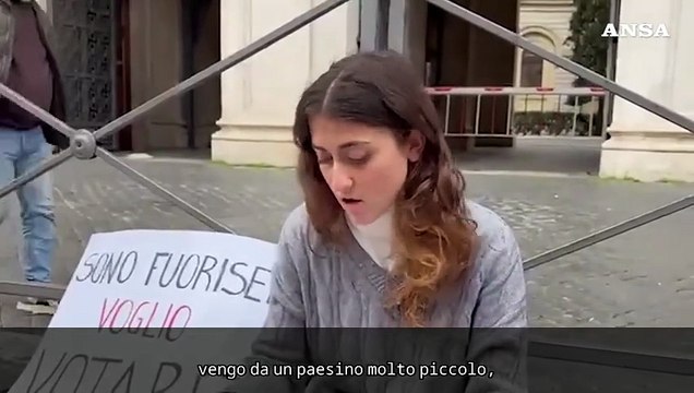 Referendum, sit-in di una studentessa fuorisede: Votare e' mio diritto