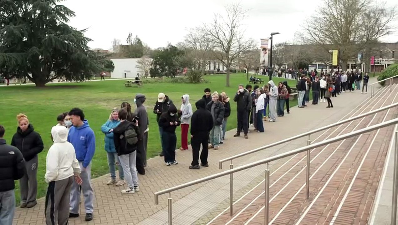 Students queue for antibiotics amid meningitis outbreak