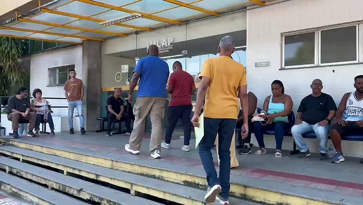 Chegada do ex marido da médica. Ele veio reconhecer e liberar o o corpo.