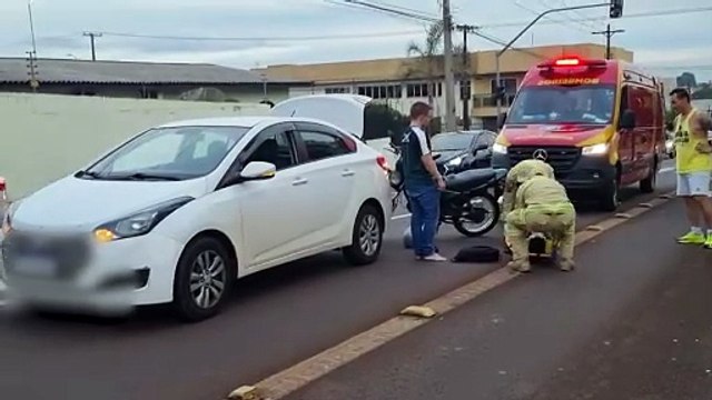 Rapaz fica ferido após acidente entre carro e moto na Av. Barão do Rio Branco