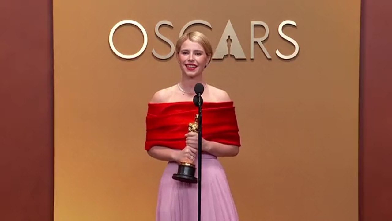 Jessie Buckley On Keeping Her ‘Hamnet’ Role With Her | Press Room Oscars 2026