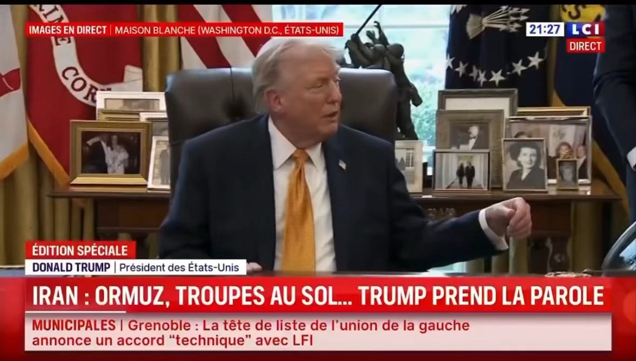 Depuis le Bureau ovale, Donald Trump vante les capacités du bombardier furtif B-2, capable de larguer la bombe nucléaire, et expose une maquette de l’appareil sur son bureau